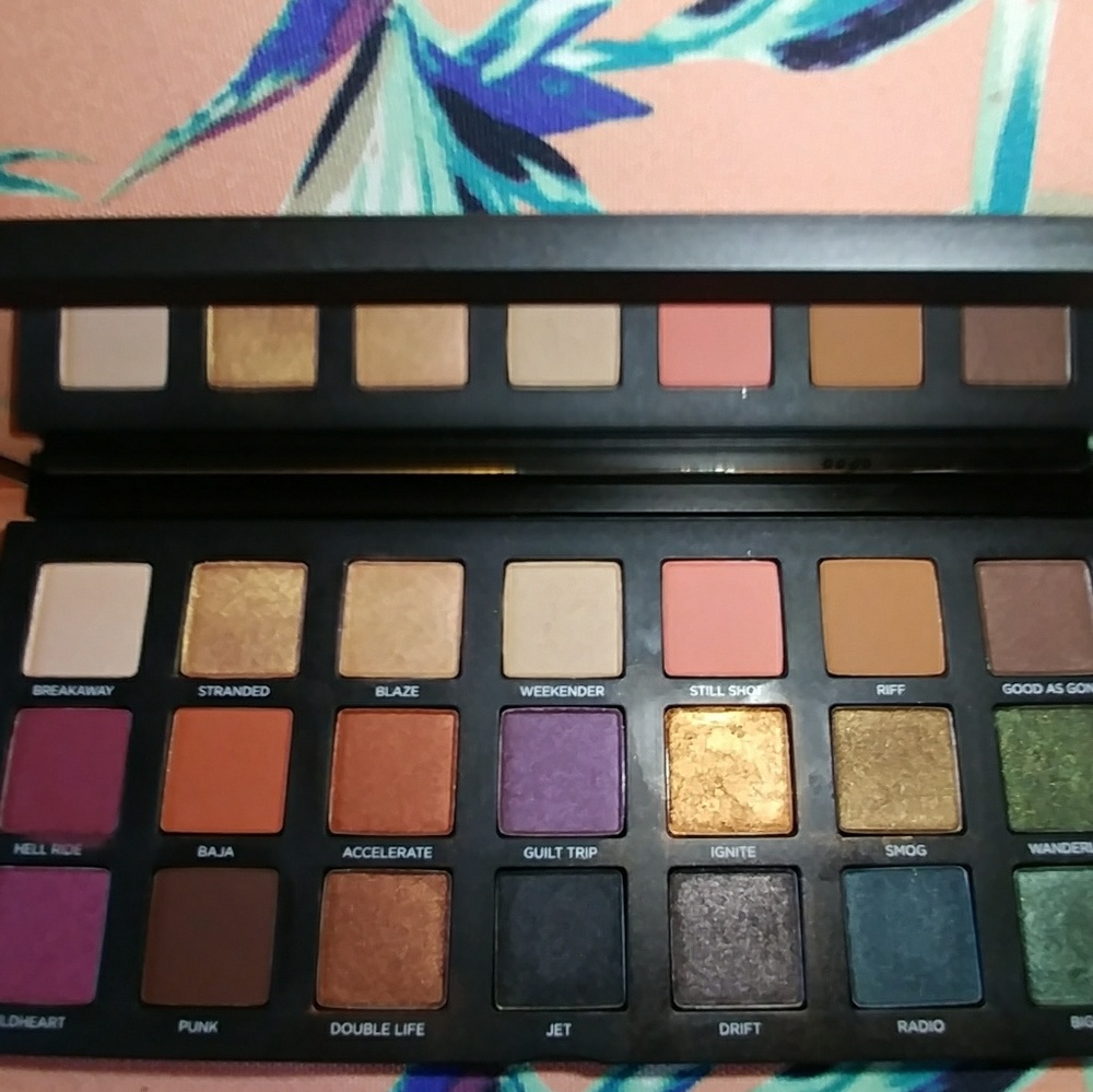 💥SALE💥 URAN DECAY BORN TO RUN PALETTE